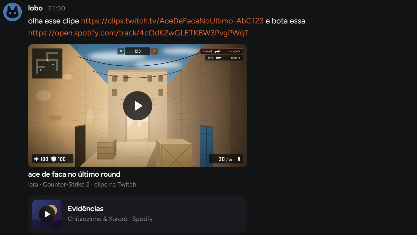 Uma mensagem com um clipe da Twitch e uma música do Spotify, os dois tocando dentro da conversa.
